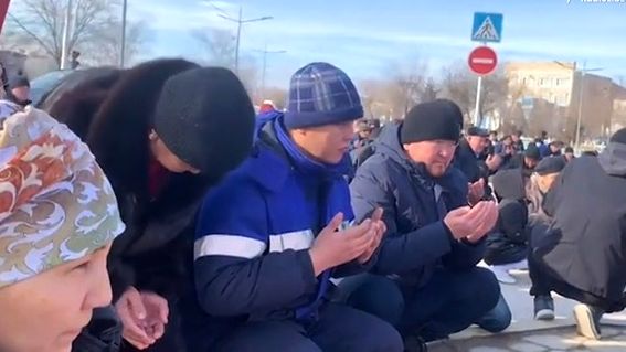 Video z města, kde začaly protesty: Teď se tu modlí za všechny mrtvé